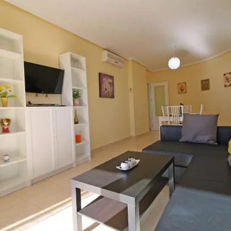Sleeps 3 With Pool Air Con And Wifi